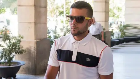 Antena 3 Noticias 1 (02-08-18) Ángel Boza, miembro de 'La Manada', acababa de recuperar el carné y dijo a la Policía que fue un vigilante el que golpeó su coche Antena 3 Noticias 1 (02-08-18) Ángel Boza, miembro de 'La Manada', acababa de recuperar el carné y dijo a la Policía que fue un vigilante el que golpeó su coche