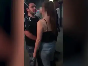 Un hombre pega dos puñetazos a una chica en Londres y la deja inconsciente Un hombre pega dos puñetazos a una chica en Londres y la deja inconsciente