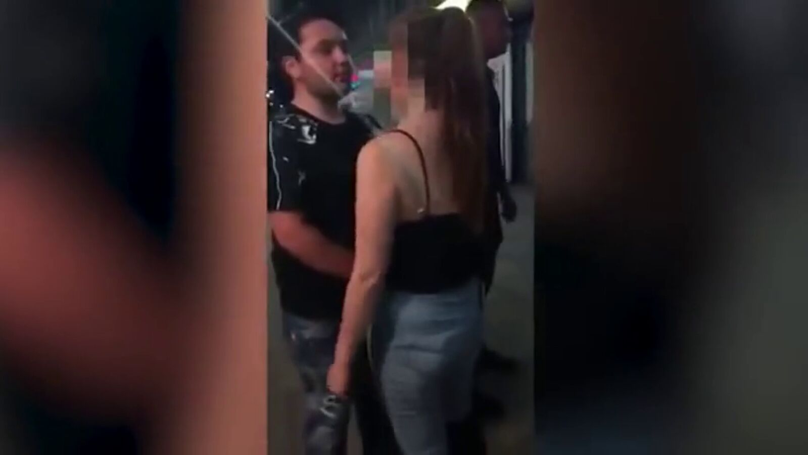 Brutal agresión de un hombre a una joven en Londres por un paquete de tabaco 