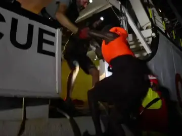 Open Arms recató anoche a más de 80 inmigrantes a la deriva Open Arms recató anoche a más de 80 inmigrantes a la deriva