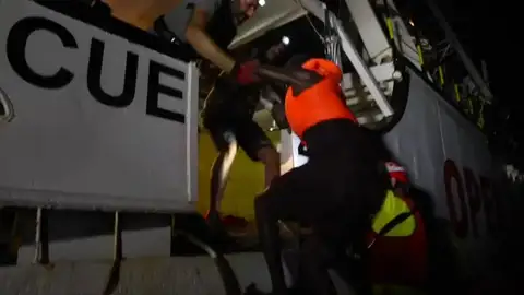 Open Arms recató anoche a más de 80 inmigrantes a la deriva Open Arms recató anoche a más de 80 inmigrantes a la deriva