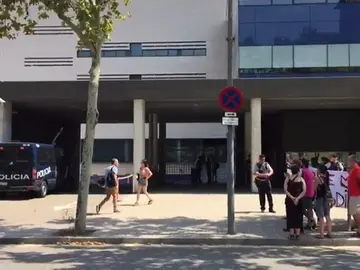 Detenido uno de los participantes en el 'escrache' al juez Pablo Llarena en Palafrugell (Girona) Detenido uno de los participantes en el 'escrache' al juez Pablo Llarena en Palafrugell (Girona)