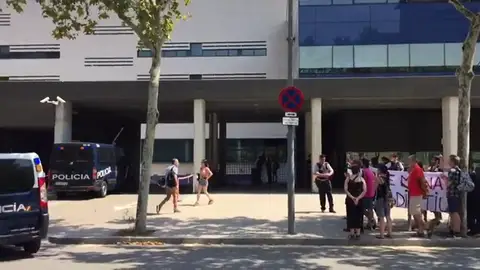 Detenido uno de los participantes en el 'escrache' al juez Pablo Llarena en Palafrugell (Girona) Detenido uno de los participantes en el 'escrache' al juez Pablo Llarena en Palafrugell (Girona)
