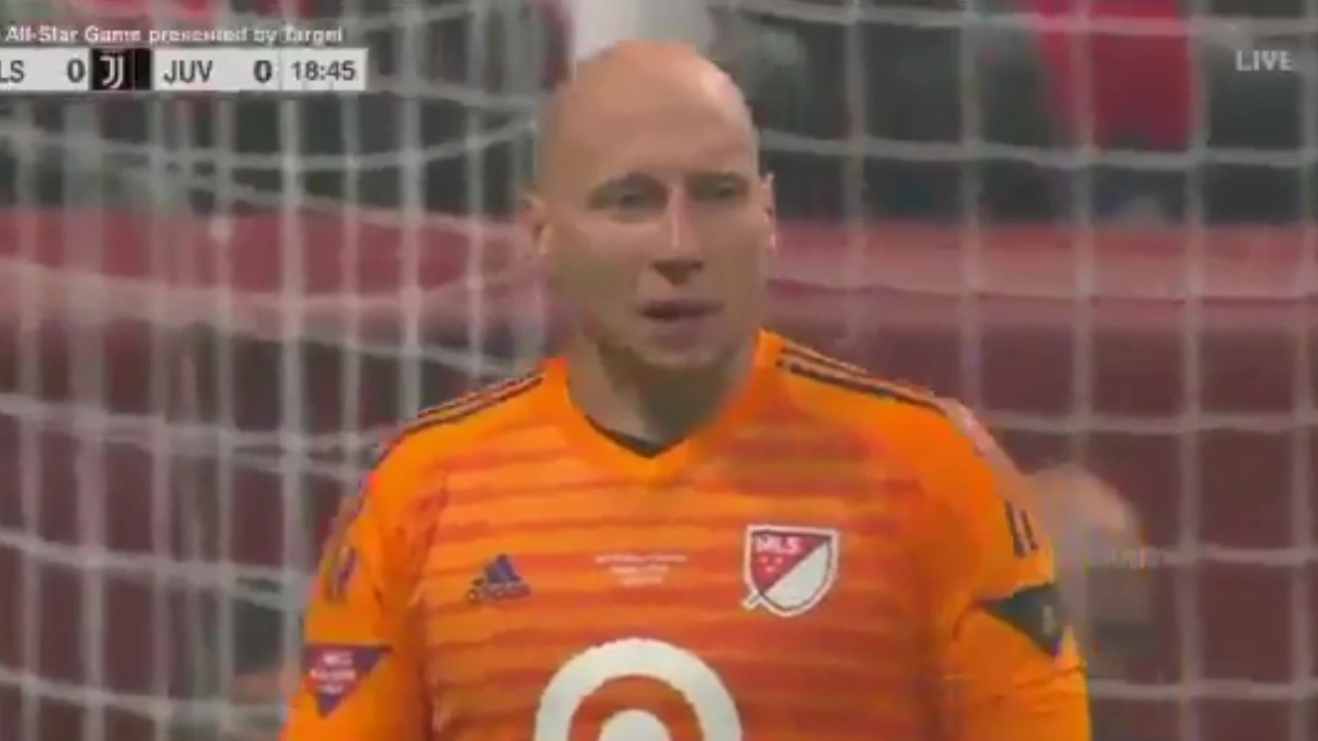 Brad Guzan, entrevistado en pleno partido Brad Guzan, entrevistado en pleno partido
