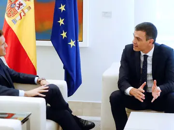 El presidente del Gobierno, Pedro Sánchez, con el presidente del PP, Pablo Casado. El presidente del Gobierno, Pedro Sánchez, con el presidente del PP, Pablo Casado.