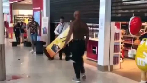 Pelea entre dos conocidos raperos en el aeropuerto de Orly, en Francia Pelea entre dos conocidos raperos en el aeropuerto de Orly, en Francia