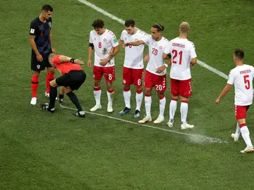 Un colegiado pinta una línea con el 'spray' durante el Mundial Un colegiado pinta una línea con el 'spray' durante el Mundial