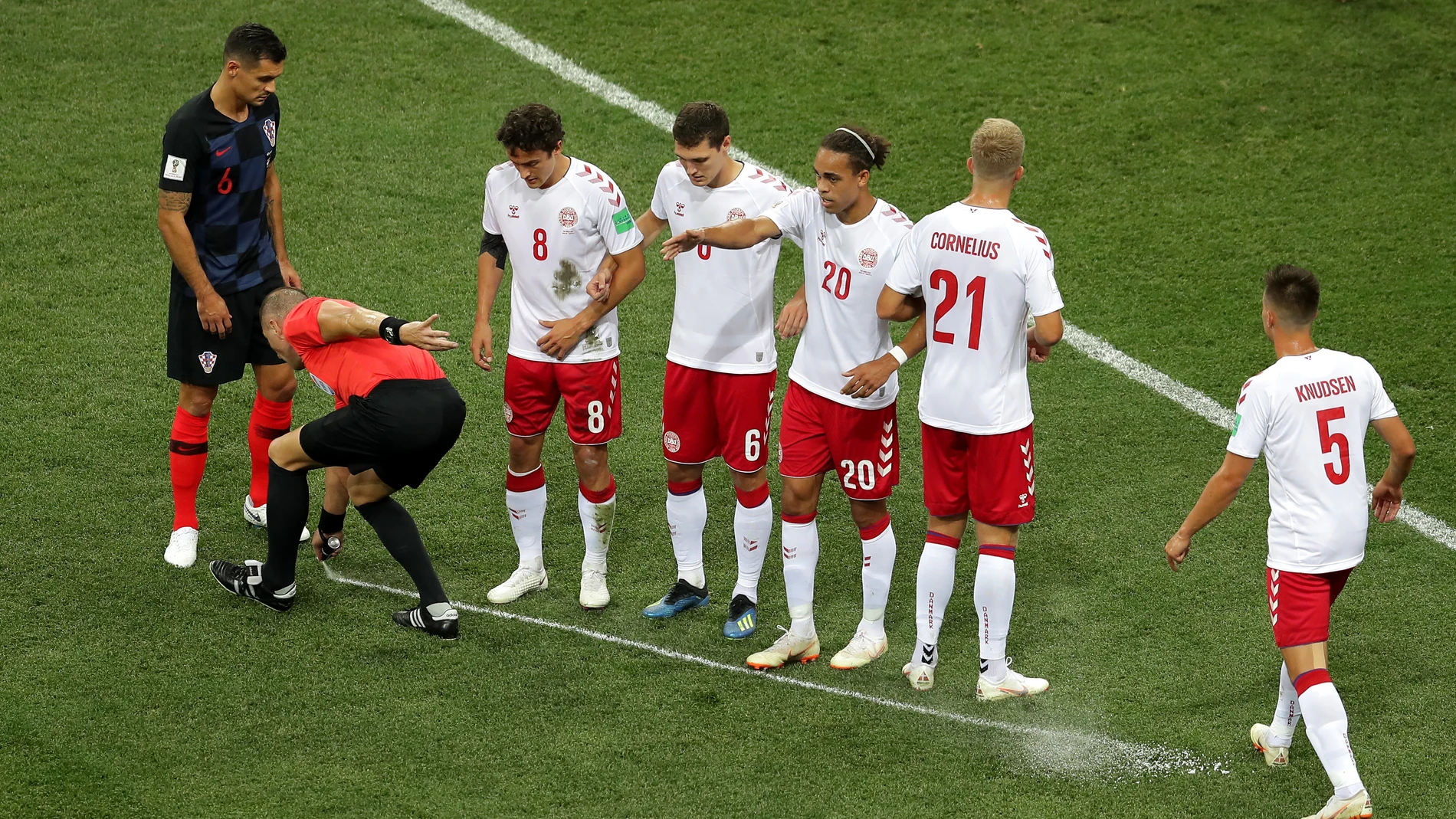 Un colegiado pinta una línea con el 'spray' durante el Mundial Un colegiado pinta una línea con el 'spray' durante el Mundial