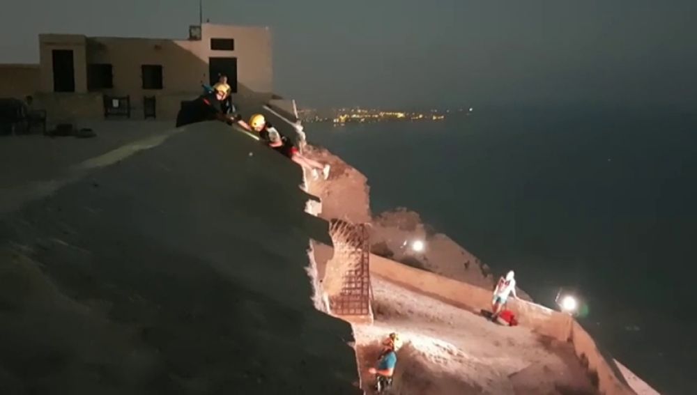 Rescatan ilesos a tres menores ilesos atrapados en el Castillo de Santa Bárbara