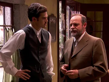Matías, a escondidas, le entrega a Raimundo una carta de sus padres Matías, a escondidas, le entrega a Raimundo una carta de sus padres