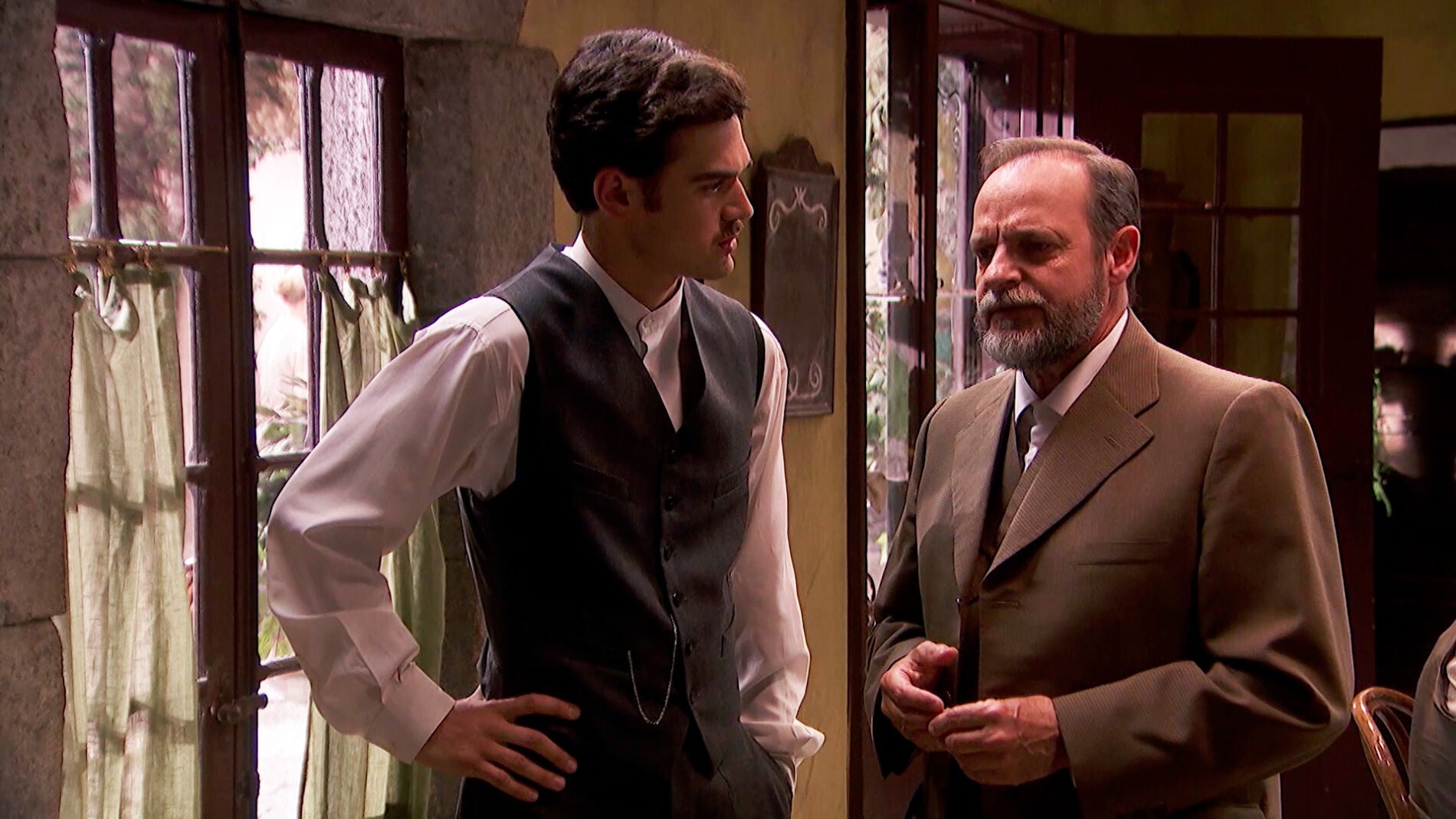 Mat&iacute;as, a escondidas, le entrega a Raimundo una carta de sus padres