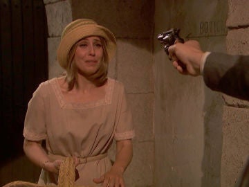 Apuntan con una pistola a Adela Apuntan con una pistola a Adela
