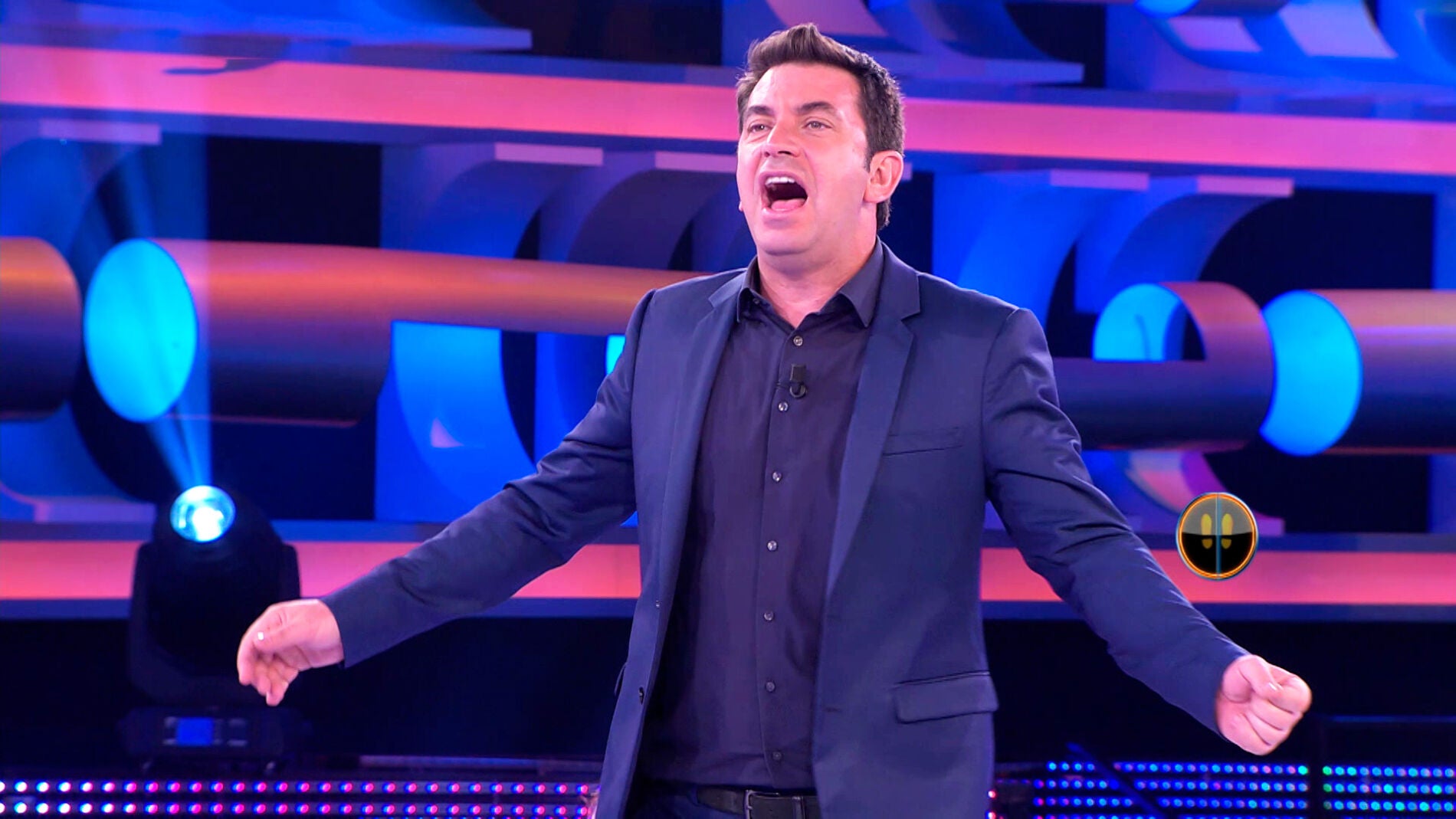 Arturo Valls se acuerda del hombre del Tirol al cantar en '&iexcl;Ahora Caigo!'