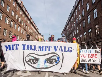 Protestas en Dinamarca con una pancarta en la que se lee "Mi ropa mi decisión" Protestas en Dinamarca con una pancarta en la que se lee "Mi ropa mi decisión"