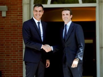 El presidente del Gobierno, Pedro Sánchez, y el nuevo líder del PP, Pablo Casado.