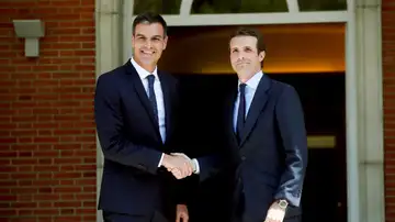 El presidente del Gobierno, Pedro Sánchez, y el nuevo líder del PP, Pablo Casado.