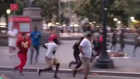 Un turista, herido grave tras ser agredido por unos manteros en Barcelona Un turista, herido grave tras ser agredido por unos manteros en Barcelona