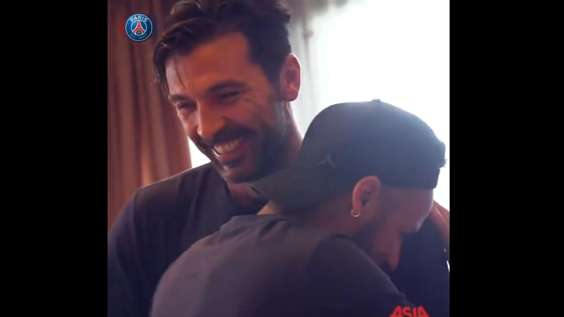 Buffon y Neymar se abrazan en la vuelta del brasileño Buffon y Neymar se abrazan en la vuelta del brasileño