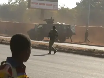 Presidente Zimbabue contacta al líder opositor para calmar la situación en las calles Presidente Zimbabue contacta al líder opositor para calmar la situación en las calles