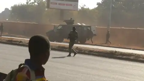 Presidente Zimbabue contacta al líder opositor para calmar la situación en las calles Presidente Zimbabue contacta al líder opositor para calmar la situación en las calles