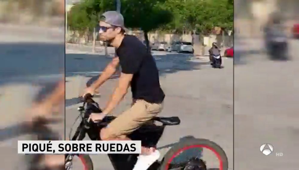 Piqué acudió al entrenamiento del Barcelona en bicicleta