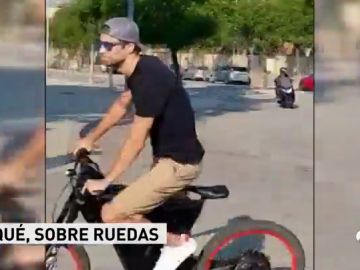 Piqué acudió al entrenamiento del Barcelona en bicicleta