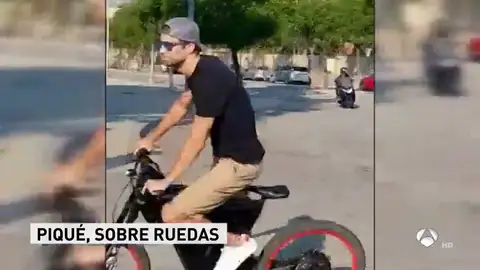 Piqué acudió al entrenamiento del Barcelona en bicicleta Piqué acudió al entrenamiento del Barcelona en bicicleta
