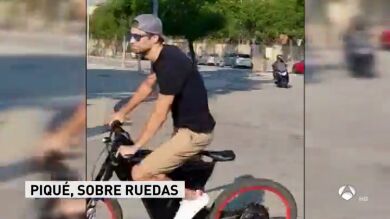 Piqué acudió al entrenamiento del Barcelona en bicicleta