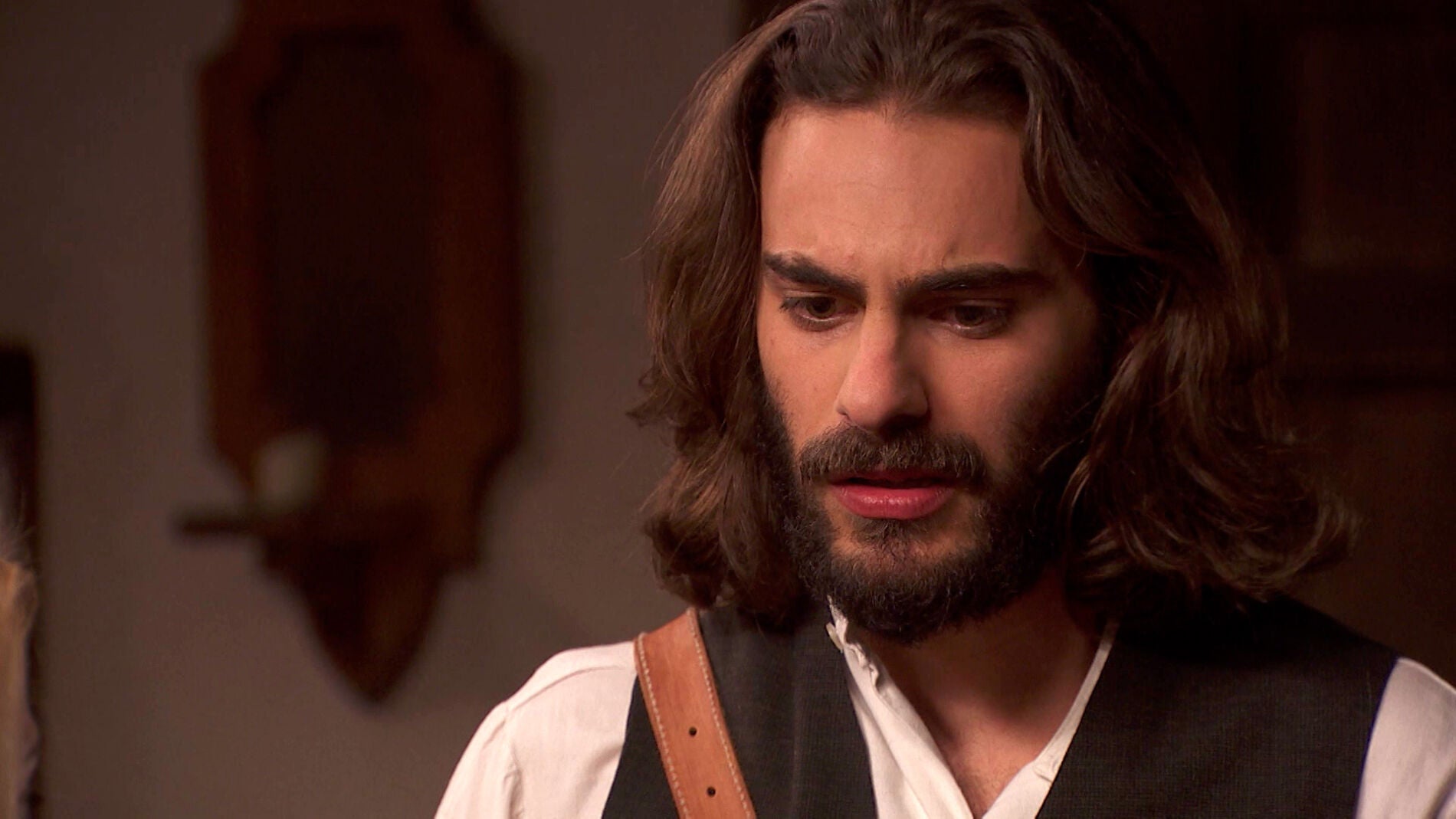 Isaac, desesperado, sale a buscar a Elsa