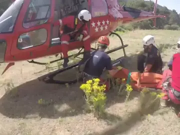 Los bomberos rescatan a dos montañeros por accidentes Los bomberos rescatan a dos montañeros por accidentes