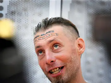 Tomek, el indigente al que le tatuaron en la frente Tomek, el indigente al que le tatuaron en la frente