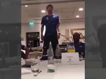 Sigue el buen rollo en el Betis: Inui canta la canción de Doraemon delante de toda la plantilla Sigue el buen rollo en el Betis: Inui canta la canción de Doraemon delante de toda la plantilla