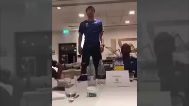 Sigue el buen rollo en el Betis: Inui canta la canción de Doraemon delante de toda la plantilla Sigue el buen rollo en el Betis: Inui canta la canción de Doraemon delante de toda la plantilla