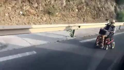 Detienen a un hombre que circulaba por la autovía en un silla de ruedas Detienen a un hombre que circulaba por la autovía en un silla de ruedas