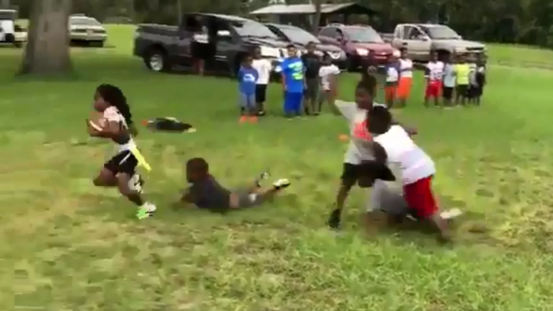 Niño de seis años jugando al fútbol americano Niño de seis años jugando al fútbol americano