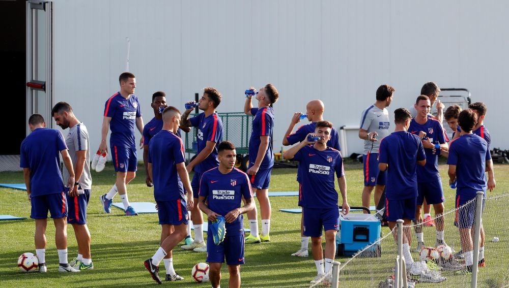 El Atlético realiza su última sesión por grupos antes de partir a los Alpes
