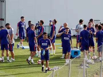 El Atlético realiza su última sesión por grupos antes de partir a los Alpes El Atlético realiza su última sesión por grupos antes de partir a los Alpes
