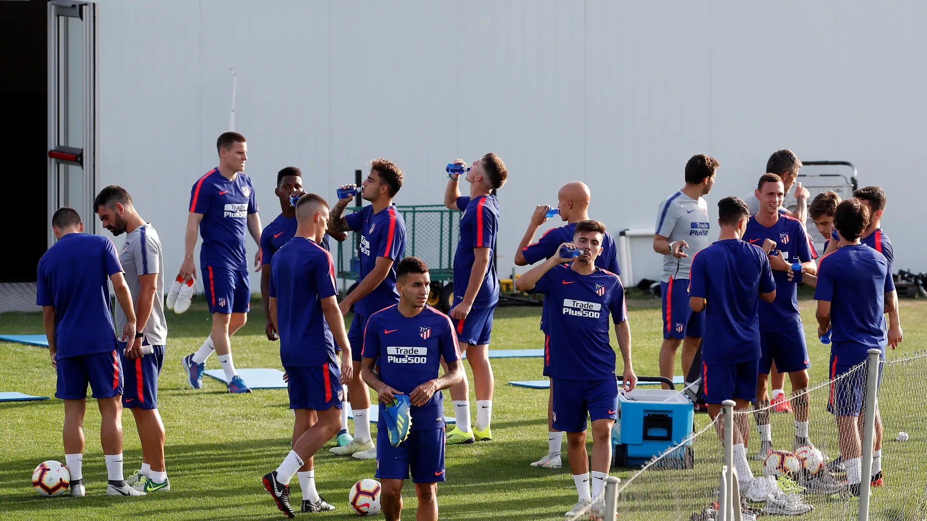 El Atlético realiza su última sesión por grupos antes de partir a los Alpes El Atlético realiza su última sesión por grupos antes de partir a los Alpes