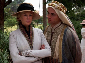 Nicole Kidman y Robert Pattinson en 'La reina del desierto'