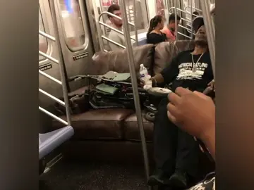 Unos pasajeros utilizan un sofá para sentarse en el vagón del metro Unos pasajeros utilizan un sofá para sentarse en el vagón del metro