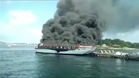 Muere uno de los heridos en el incendio del catamarán en O Grove (Pontevedra) Muere uno de los heridos en el incendio del catamarán en O Grove (Pontevedra)