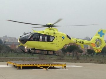 Helicóptero de emergencias en el helipuerto