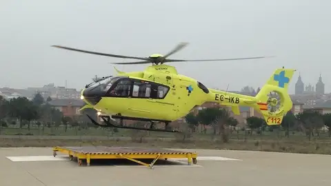 Helicóptero de emergencias en el helipuerto Helicóptero de emergencias en el helipuerto