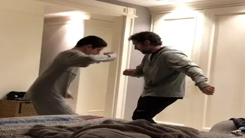 Un padre baila con su hijo autista al ritmo de Elvis Presley Un padre baila con su hijo autista al ritmo de Elvis Presley
