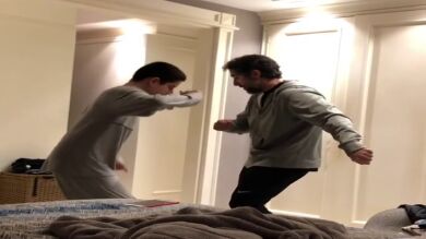 Un padre baila con su hijo autista al ritmo de Elvis Presley y el vídeo se vuelve viral