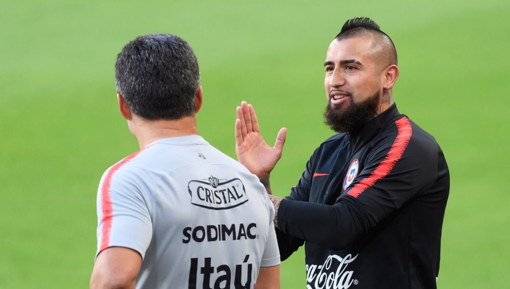 El centrocampista chileno Arturo Vidal asiste a una sesión de entrenamientos.