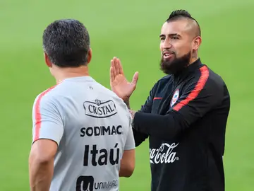 El centrocampista chileno Arturo Vidal asiste a una sesión de entrenamientos. El centrocampista chileno Arturo Vidal asiste a una sesión de entrenamientos.