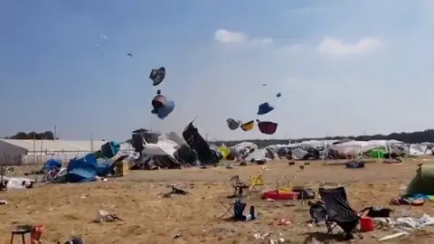 Un pequeño tornado eleva por los aires las tiendas de campañas en un festival Un pequeño tornado eleva por los aires las tiendas de campañas en un festival
