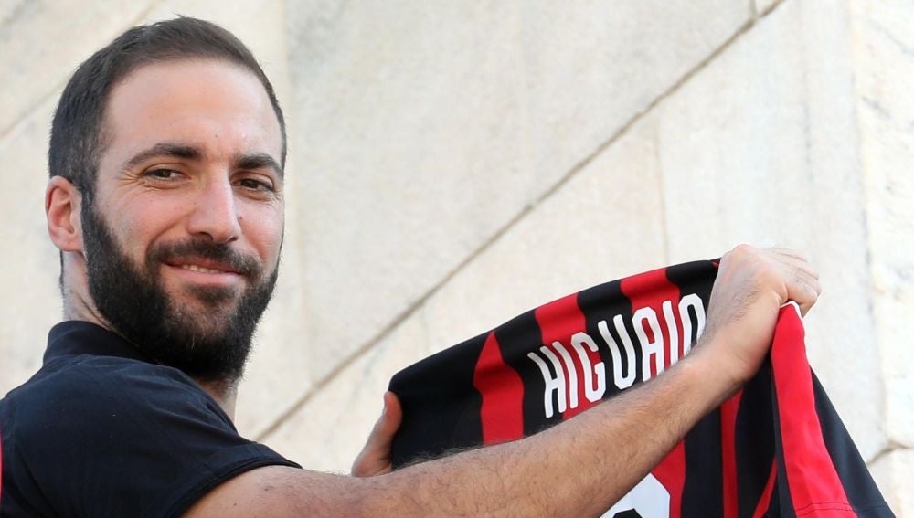 Higuain en su presentación con el Milan