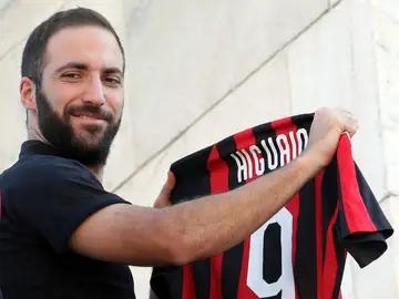 Higuain en su presentación con el Milan Higuain en su presentación con el Milan